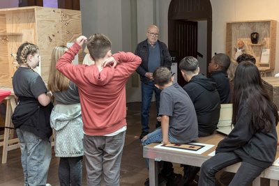 Die Kinder im Gespräch mit dem Zeitzeugen und Aussteller Hermann Köhler