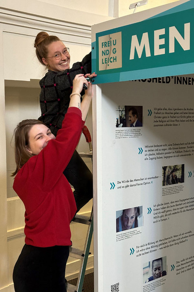 Die wissenschaftlichen Mitarbeiterinnen (v.l.) Rebecca Hedenkamp und Sandra Langhop beim Aufbau der Ausstellung in der Lamberti-Kirche. Foto: Ralph Hennings