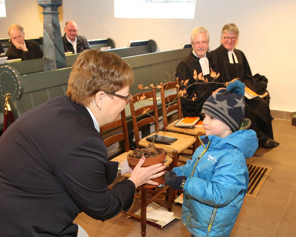 Im Eröffnungsgottesdienst überreichte Moritz aus dem Waldkindergarten Rastede am Turnierplatz eine kleine Buche an Synodenpräsidentin Sabine Blütchen. 