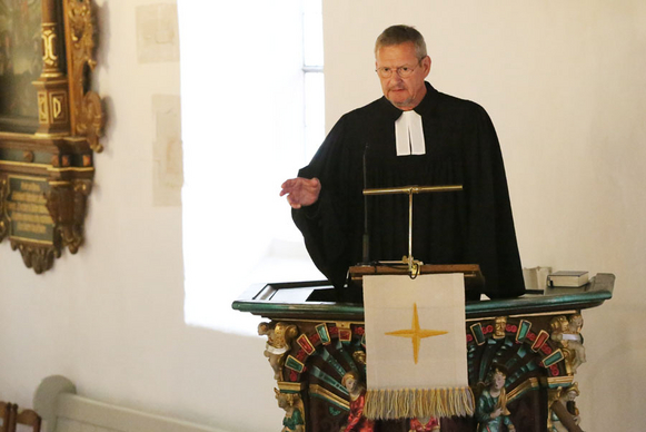 Die 7. Tagung der 49. Synode der oldenburgischen Kirche begann mit einem Abendmahlsgottesdienst in der St.-Ulrichs-Kirche in Rastede. Es predigte Kreispfarrer Torsten Maes.