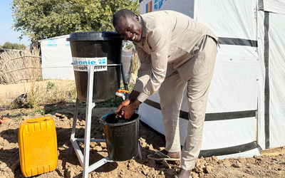Seit April 2023 hat der Konflikt im Sudan eine der größten humanitären Krisen und Vertreibungen weltweit ausgelöst.Der Tschad ist das am stärksten von der Sudan-Krise betroffene Land. Mehr als 600.000 Flüchtlinge sind im Osten des Landes angekommen und jede Woche kommen Tausende dazu. In vielen Camps und aufnehmenden Gemeinden fehlt jedoch eine ausreichende Trinkwasser-, Hygiene- und Nahrungsmittelversorgung. Im Fokus der Hilfe steht die humanitäre Hilfe für Flüchtlinge, Vertriebene und Aufnahmegemeinschaften in der von der Krise betroffenen Sahelzone.