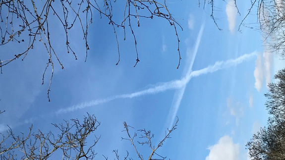 weißes Kreuz am blauen Himmel