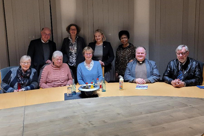 Diskutierten mit Bürgermeisterin Dr. Lydia Kocar (3. von li. sitzend): Almut Härtel, Magdalene Schaller (1. und 2. von li. sitzend), Oberkirchenrat Detlef Mucks Büker, Kreispfarrerin Martina Wittkowski (dahinter stehend) vom Visitationsteam und Friedrich Stubbe, Pfarrer Dr. Oliver Dürr, An Douwes und Lilli Miller (von re. nach li.) von der ev. Kirchengemeinde.