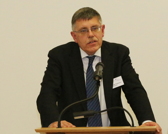 Synodaler Hanspeter Teetzmann, Vorsitzender des Rechts- und Verfassungsausschusses