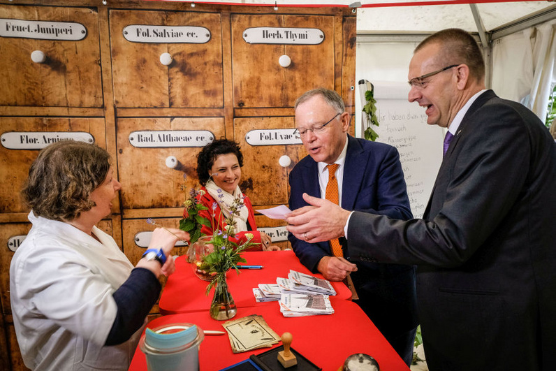 Zusammen mit Ministerin Dr. Carola Reimann (li.) und Bischof Thomas Adomeit holt sich Ministerpräsident Stephan Weil ein Rezept bei der "Textapotheke" ab. Foto: Jens Schulze