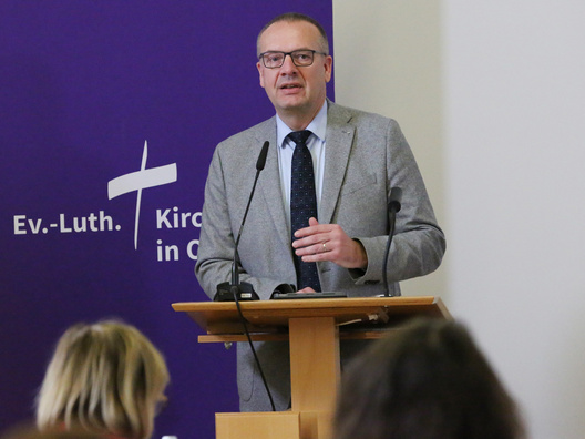 Bischof Thomas Adomeit steht am Rednerpult.