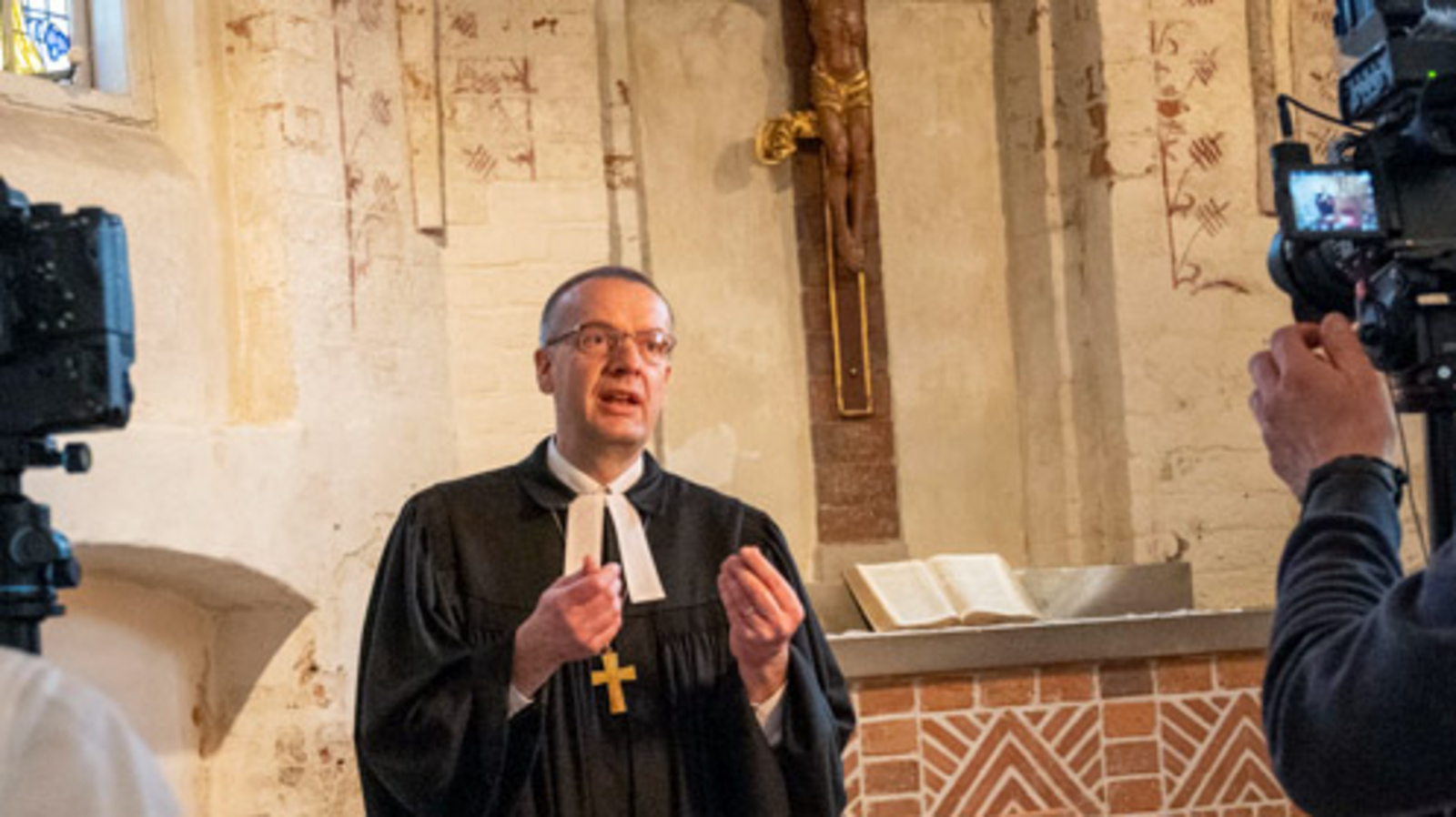 Bischof Thomas Adomeit während der Aufzeichnung des Video-Gottesdienstes in der Gertrudenkapelle in Oldenburg.