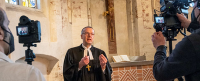 Bischof Thomas Adomeit während der Aufzeichnung des Video-Gottesdienstes in der Gertrudenkapelle in Oldenburg.