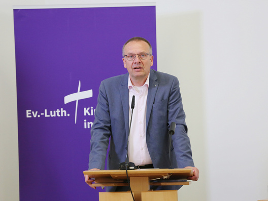 Das Bild zeigt Bischof Thomas Adomeit bei der Einbringung des Jahresthemas 2026.