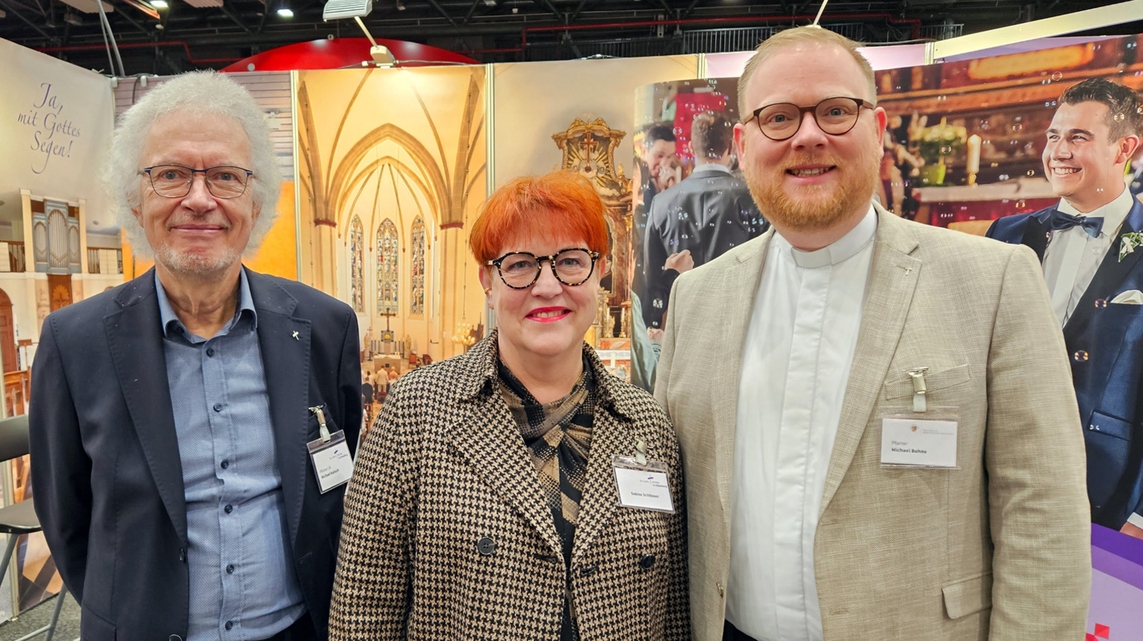 Das Hochzeitsmessen-Team (von links): Pfarrer i. R. Michael Kalisch von der Ev.-luth. Kirchengemeinde Ganderkesee, Sabine Schlösser, Referentin für Öffentlichkeitsarbeit der Ev.-Luth. Kirche in Oldenburg, und Pfarrer Michael Bohne von der oldenburgischen Kirchengemeinde St. Marien.