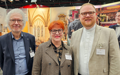 Das Hochzeitsmessen-Team (von links): Pfarrer i. R. Michael Kalisch von der Ev.-luth. Kirchengemeinde Ganderkesee, Sabine Schlösser, Referentin für Öffentlichkeitsarbeit der Ev.-Luth. Kirche in Oldenburg, und Pfarrer Michael Bohne von der oldenburgischen Kirchengemeinde St. Marien.