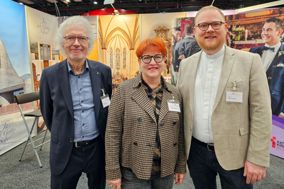 Das Hochzeitsmessen-Team (von links): Pfarrer i. R. Michael Kalisch von der Ev.-luth. Kirchengemeinde Ganderkesee, Sabine Schlösser, Referentin für Öffentlichkeitsarbeit der Ev.-Luth. Kirche in Oldenburg, und Pfarrer Michael Bohne von der oldenburgischen Kirchengemeinde St. Marien.