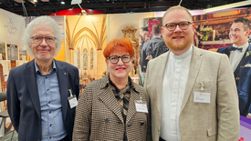 Das Hochzeitsmessen-Team (von links): Pfarrer i. R. Michael Kalisch von der Ev.-luth. Kirchengemeinde Ganderkesee, Sabine Schlösser, Referentin für Öffentlichkeitsarbeit der Ev.-Luth. Kirche in Oldenburg, und Pfarrer Michael Bohne von der oldenburgischen Kirchengemeinde St. Marien.