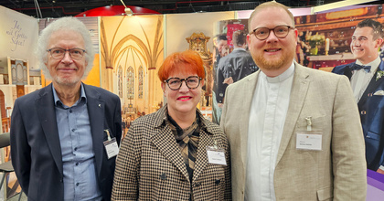 Das Hochzeitsmessen-Team (von links): Pfarrer i. R. Michael Kalisch von der Ev.-luth. Kirchengemeinde Ganderkesee, Sabine Schlösser, Referentin für Öffentlichkeitsarbeit der Ev.-Luth. Kirche in Oldenburg, und Pfarrer Michael Bohne von der oldenburgischen Kirchengemeinde St. Marien.