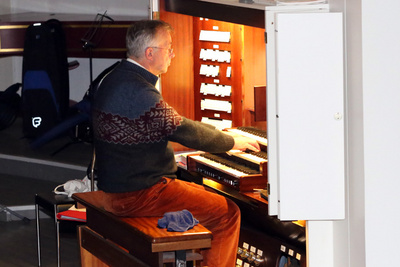 Dr. Michael Jonas (Orgel).