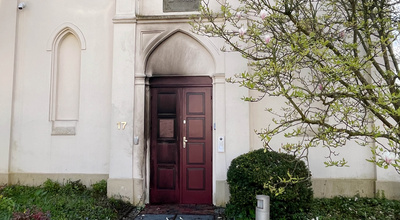 Unbekannte haben nach Angaben der Polizei einen Brandsatz auf eine Tür der Synagoge in Oldenburg geworfen.