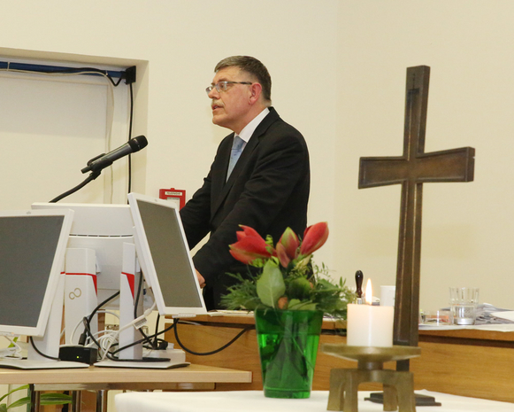 Der Synodale Hanspeter Teetzmann hielt die Andacht am Freitag. Alle Fotos: ELKiO/D.-M. Grötzsch