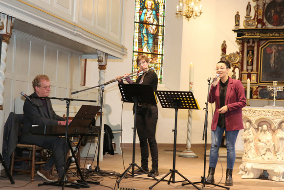 Studierendenpfarrer Christian Lühder, Stephania Lixfeld und Popkantorin Sarina Lal begleiteten den Gottesdienst zur Eröffnung der 49. Synode musikalisch (v.li. n.re.).