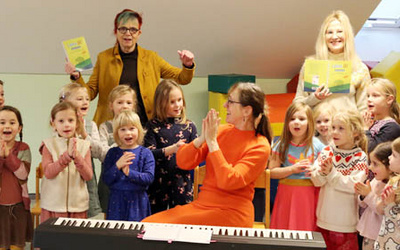 Vorstellung des neuen Liederbuchs „Lalelu-JA! Lieder für die Kita“. Landeskirchenmusikdirektorin Beate Besser (li.), Birgit Wendt-Thorne (Mitte) und Martina Gayer von der Kita St. Ansgar singen gemeinsam mit den Kindern neue Lieder aus dem Liederbuch. Foto: ELKiO/Dirk-Michael Grötzsch
