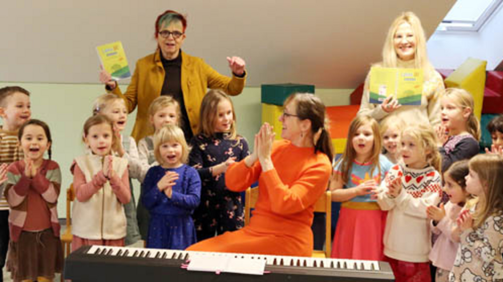 Vorstellung des neuen Liederbuchs „Lalelu-JA! Lieder für die Kita“. Landeskirchenmusikdirektorin Beate Besser (li.), Birgit Wendt-Thorne (Mitte) und Martina Gayer von der Kita St. Ansgar singen gemeinsam mit den Kindern neue Lieder aus dem Liederbuch. Foto: ELKiO/Dirk-Michael Grötzsch