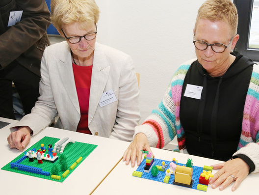 Dieses Foto zeigt wie die Synodalen mit Lego Serious Play ihre Gedanken und Haltungen in eine Form brachten.
