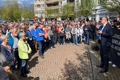 Bischof Thomas Adomeit nannte es "unerträglich, dass die jüdischen Geschwister in unserer Stadt sich um ihr Leben ängstigen müssen."