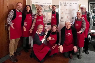 Täglich werden rund 150 warme Mahlzeiten bereitgestellt. Zusätzlich stehen weitere Essen bereit, damit auch bei größerem Andrang alle Gäste versorgt werden können.