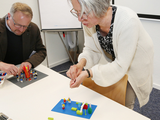 Dieses Foto zeigt wie die Synodalen mit Lego Serious Play ihre Gedanken und Haltungen in eine Form brachten.