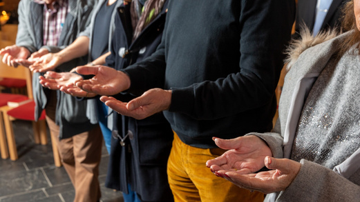 Gruppe betet mit geöffneten Händen