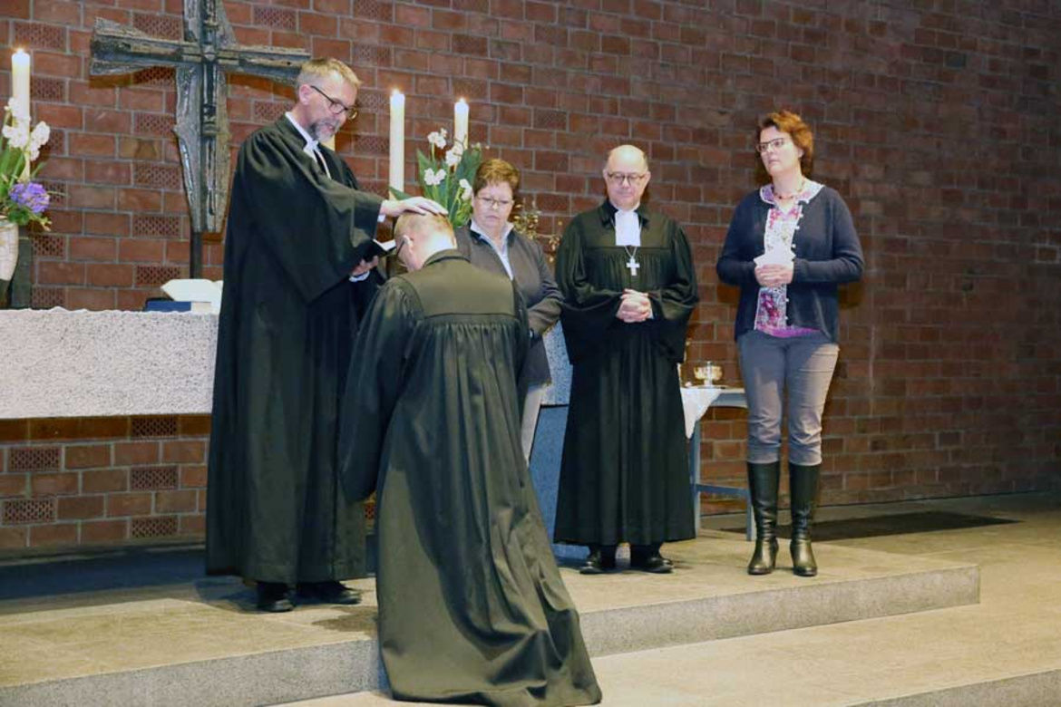 Bei der Einführung wünschte Pfarrer Jan Janssen (li.), Vertreter im Bischofsamt, Pfarrer Thomas Adomeit den „Segen unseres mitgehenden Gottes“ sowie die hellwache, aufmerksame und solidarische Unterstützung der Synode und der oldenburgischen Kirche