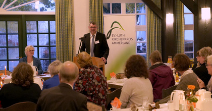 Die Kreissynode Ammerland kam am 29. Oktober zu ihrer letzten regulären Sitzung zusammen. Dort verabschiedete sie Kreispfarrer Lars Dede nach 17 Jahren Dienst im Kreispfarramt.