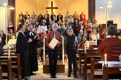 Im Rahmen einer musikalischen Vesper in der Stadtkirche Brake wurde Kreiskantor Gebhard von Hirschhausen (Mitte) der Ehrentitel „Kirchenmusikdirektor“ verleihen.