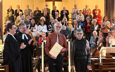 Im Rahmen einer musikalischen Vesper in der Stadtkirche Brake wurde Kreiskantor Gebhard von Hirschhausen (Mitte) der Ehrentitel „Kirchenmusikdirektor“ verleihen.