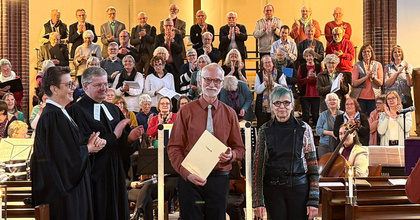 Im Rahmen einer musikalischen Vesper in der Stadtkirche Brake wurde Kreiskantor Gebhard von Hirschhausen (Mitte) der Ehrentitel „Kirchenmusikdirektor“ verleihen.