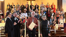 Im Rahmen einer musikalischen Vesper in der Stadtkirche Brake wurde Kreiskantor Gebhard von Hirschhausen (Mitte) der Ehrentitel „Kirchenmusikdirektor“ verleihen.