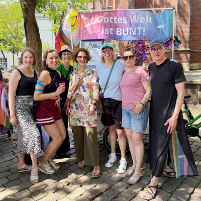 „Gottes Welt ist BUNT“ – so die Vertreter*innen von Kirche, ejo, ESG und Diakonie beim CSD 2026 in Oldenburg