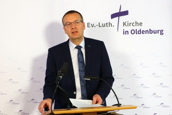 Bischof Thomas Adomeit berichtet als Vorsitzender des Gemeinsamen Kirchenausschusses.