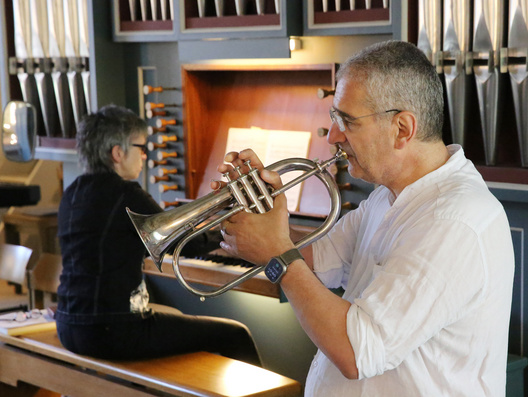 Das Foto zeigt Landeskirchenmusikdirektorin Beate Besser und Landesposaunenwart Kirchenmusikdirektor Christian Strohmann, die den Gottesdienst musikalisch gestalteten.