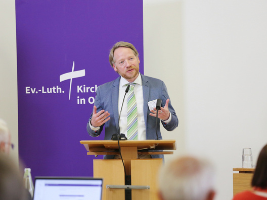 Das Bild zeigt, den Vizepräsidenten der Synode Nico Szameitat bei seinem Beitrag zur Diskussion um das Jahresthema 2026