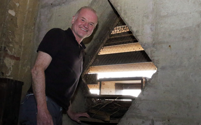 Der Oldenburger Arzt Dr. Johannes Bartner freut sich, dass die Turmfalken erneut im Nistkasten im Turm der Oldenburger Lambertikirche brüten.