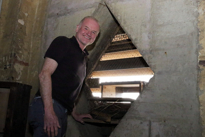 Der Oldenburger Arzt Dr. Johannes Bartner freut sich, dass die Turmfalken erneut im Nistkasten im Turm der Oldenburger Lambertikirche brüten.