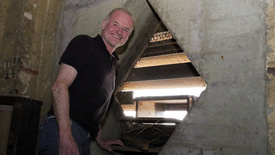 Der Oldenburger Arzt Dr. Johannes Bartner freut sich, dass die Turmfalken erneut im Nistkasten im Turm der Oldenburger Lambertikirche brüten.