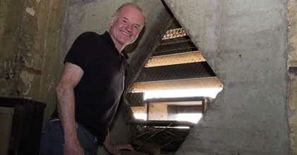Der Oldenburger Arzt Dr. Johannes Bartner freut sich, dass die Turmfalken erneut im Nistkasten im Turm der Oldenburger Lambertikirche brüten.