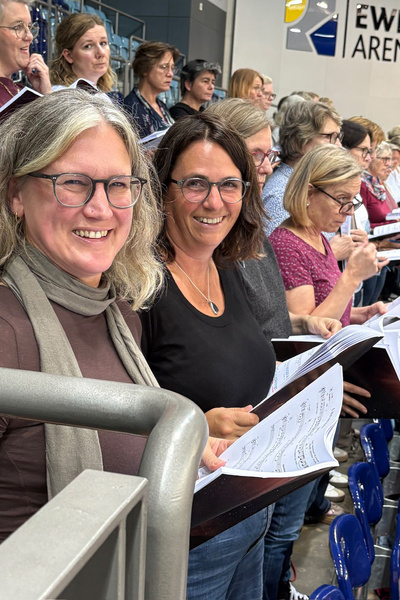 Zu sehen sind Sängerinnen und Sänger beim Probenauftakt für das Chormusical „Bethlehem“ am 20. September in der kleinen EWE Arena in Oldenburg.