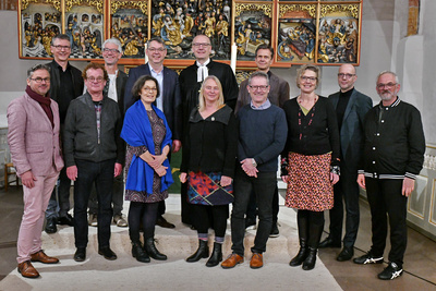 Bischof Thomas Adomeit (Mitte, 2. Reihe) gratulierte zum Ordinationsjubiläum. Foto: ELKiO/D.-M. Grötzsch