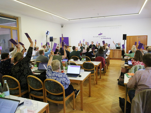 Die Synode bei der Abstimmung zu dem Antrag „Für Menschenwürde, Demokratie und Zusammenarbeit“.