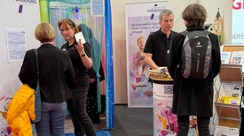 Vorstellung unterschiedlicher Arbeitsfelder der Kirche auf der Jobmesse in Oldenburg: Tanja Wilhelm (2. von links) gab Einblicke in die vielfältigen Verwaltungsberufe und Pfarrer Joachim Eisemann (2. von rechts) stellte die verkündigenden Berufe vor.