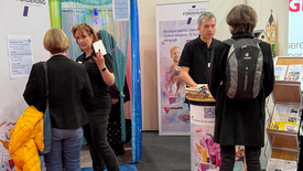 Vorstellung unterschiedlicher Arbeitsfelder der Kirche auf der Jobmesse in Oldenburg: Tanja Wilhelm (2. von links) gab Einblicke in die vielfältigen Verwaltungsberufe und Pfarrer Joachim Eisemann (2. von rechts) stellte die verkündigenden Berufe vor.