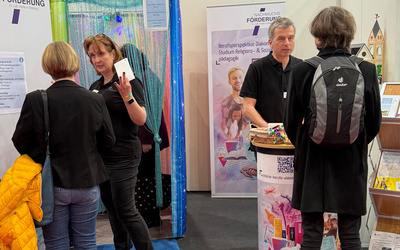 Vorstellung unterschiedlicher Arbeitsfelder der Kirche auf der Jobmesse in Oldenburg: Tanja Wilhelm (2. von links) gab Einblicke in die vielfältigen Verwaltungsberufe und Pfarrer Joachim Eisemann (2. von rechts) stellte die verkündigenden Berufe vor.