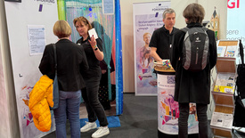 Vorstellung unterschiedlicher Arbeitsfelder der Kirche auf der Jobmesse in Oldenburg: Tanja Wilhelm (2. von links) gab Einblicke in die vielfältigen Verwaltungsberufe und Pfarrer Joachim Eisemann (2. von rechts) stellte die verkündigenden Berufe vor.